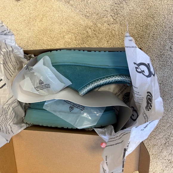 New condition (worn only 1 time) with box Ugg Teal Tazz shoes. - Picture 5 of 5